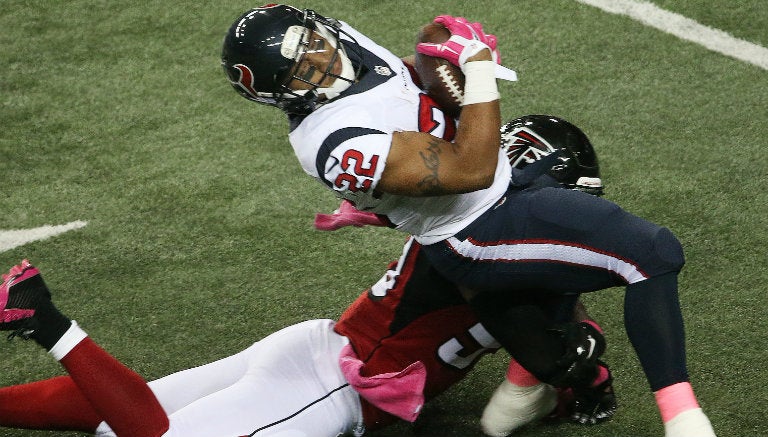 Chris Polk es tackleado contra Atlanta