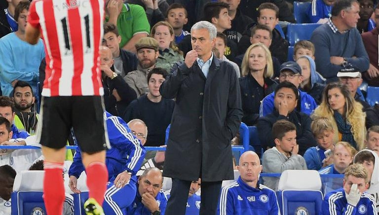 Mourinho observa con angustia la derrota