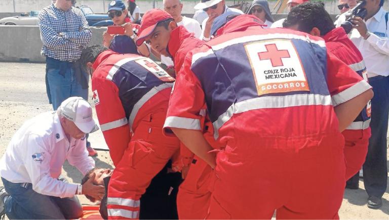 Cuerpo médico y voluntarios durante la simulación de un accidente