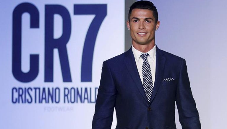 Cristiano sonríe en el evento de sus zapatos