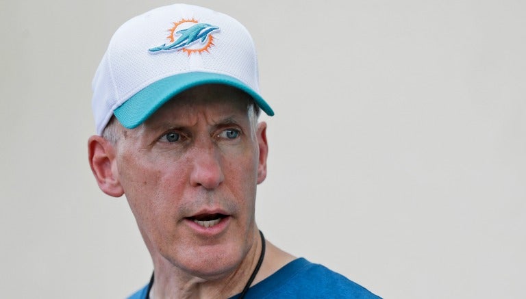 Joe Philbin saliendo del entrenamiento de los Delfines