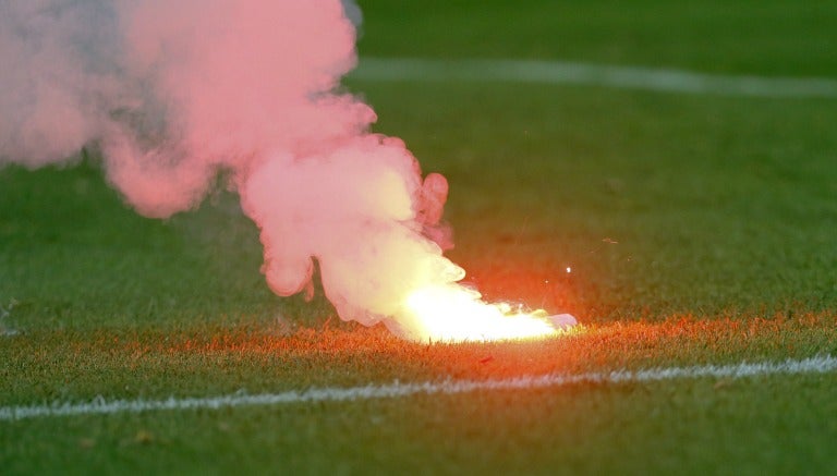 Una bengala encendida en el pasto del Vicente Calderón