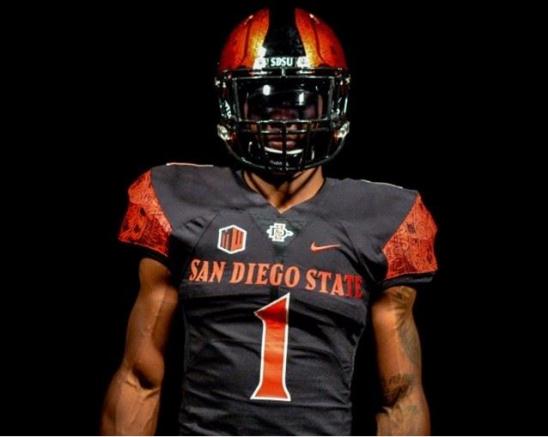 Un jugador modela el nuevo uniforme de los 'Aztecs'