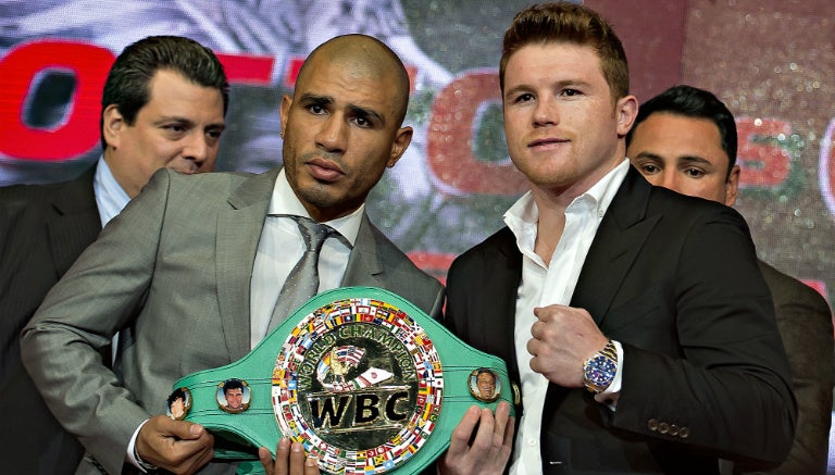 Cotto y Canelo posan junto al cinturón en disputa