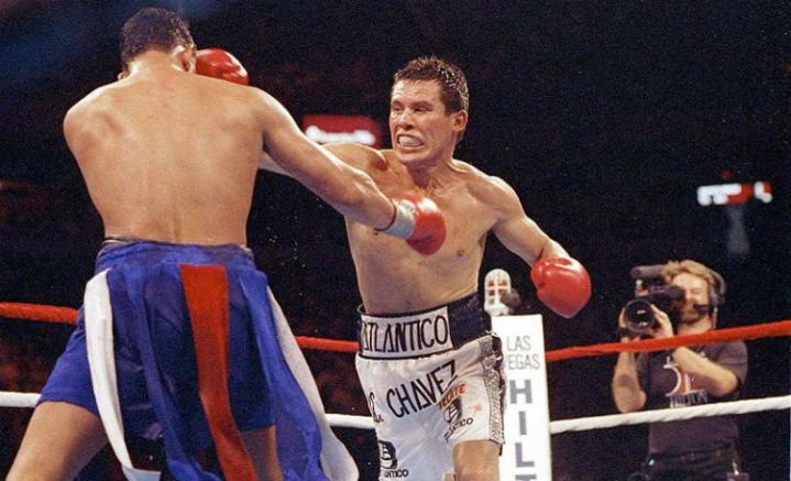 Julio César Chávez lanza un golpe en combate