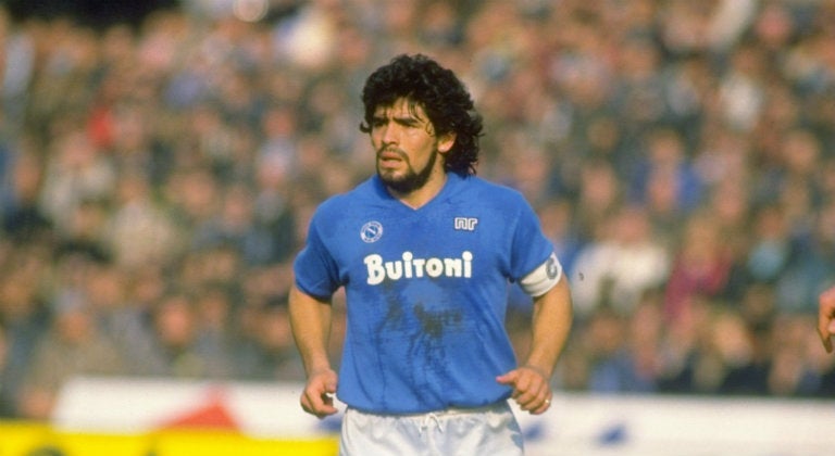 Maradona, en un partido cuando jugaba con el Nápoles