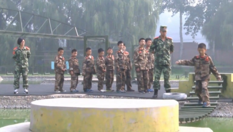 Niños de China en el entrenamiento militar