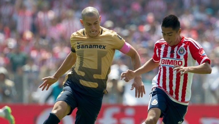 Darío Verón pelea un balón en el partido contra Chivas