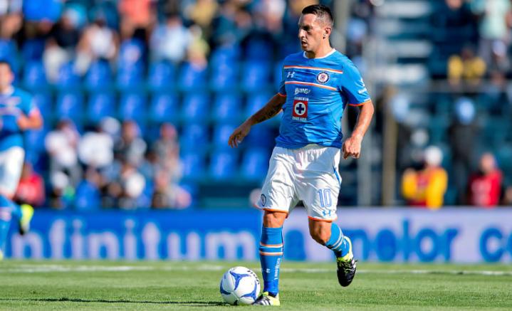 Chaco Giménez conduce el balón en el Estadio Azul