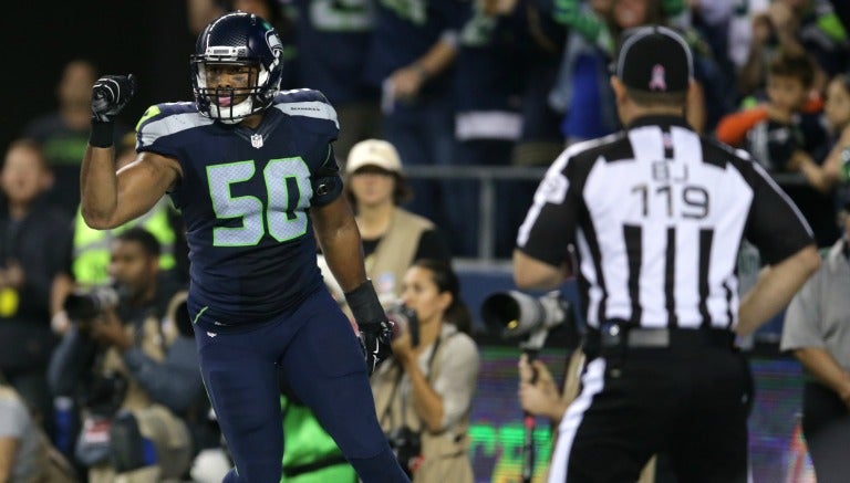 K.J. Wright festeja tras desviar el balón