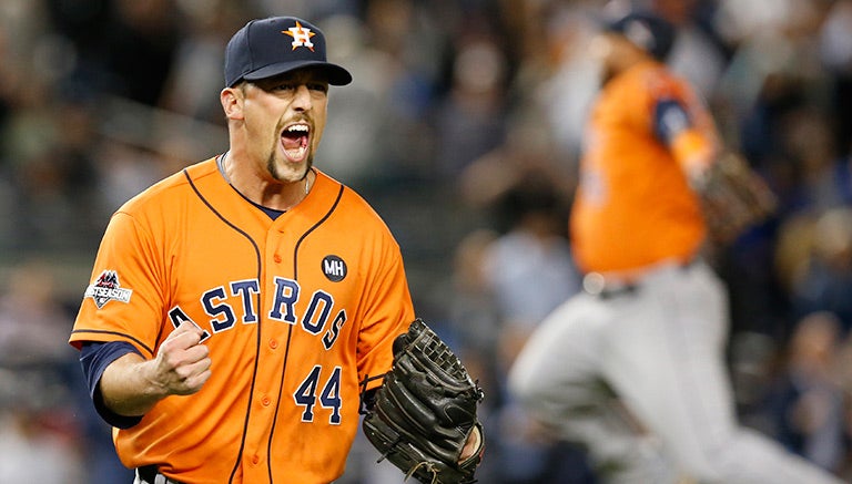 Luke Gregerson celebra tras vencer a los Yanquis