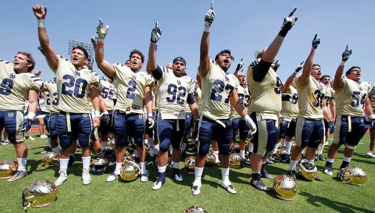 Los jugadores de Pumas lanzan un Goya a la afición