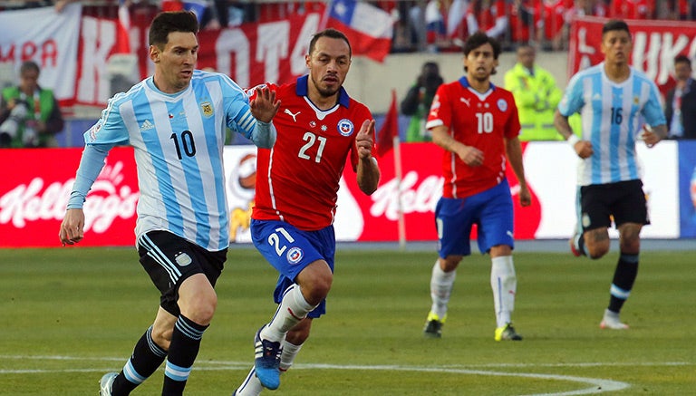 Lionel Messi y Marcelo Díaz, durante la Final de la Copa América 2015