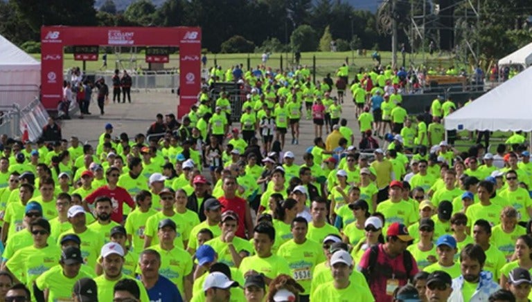 Los participantes de una carrera junto a la meta