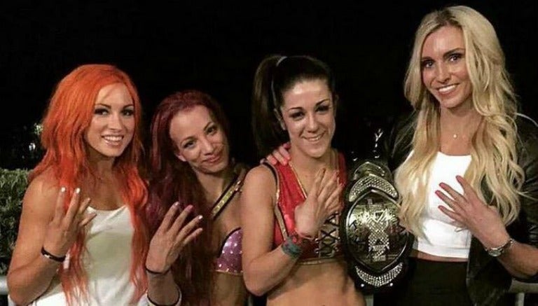 Bayley con el cinturón de campeona junto a Sasha Banks