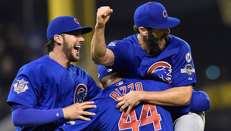 Anthony Rizzo festeja con Jake Arrieta y Kris Bryant tras el triunfo sobre Pittsburgh