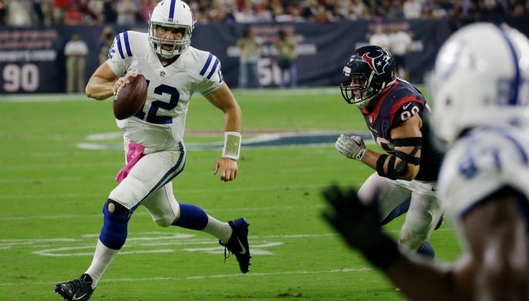 Luck se escapa ante la presión de J.J. Watt