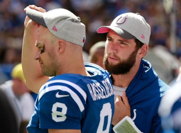 Hasselbeck y Luck platican durante un juego