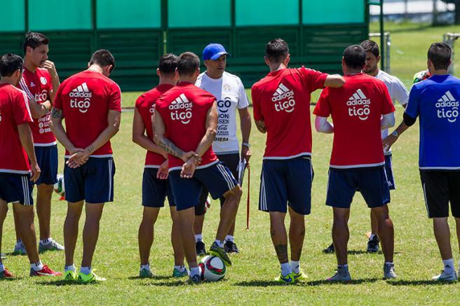 El Pelado Díaz, dirigiendo a la Selección de Paraguay