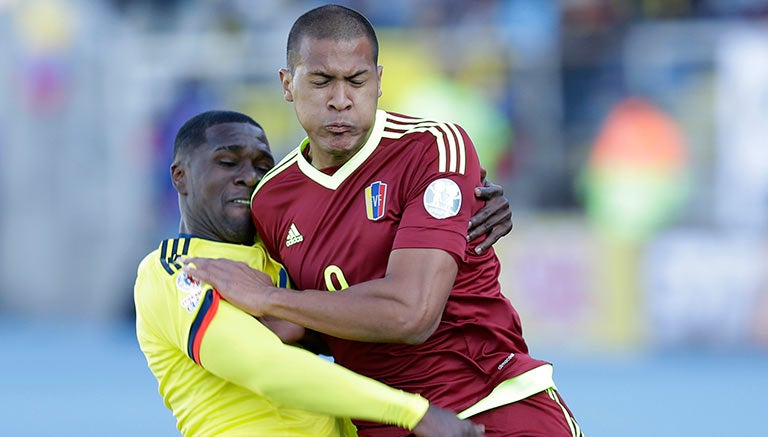 Salomón Rondón, en un duelo contra Colombia