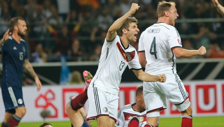 Müller festeja un gol en las eliminatorias de la Eurocopa