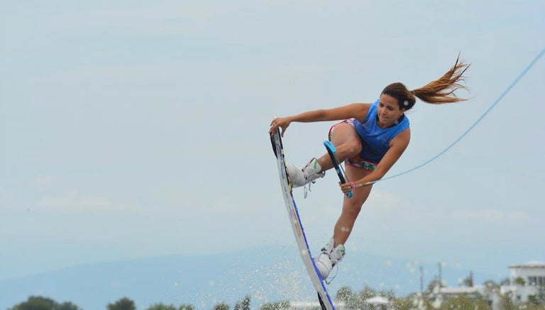 Deportista realiza acrobacias en una competencia de wakeboard