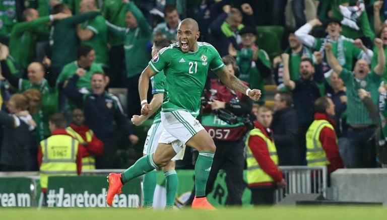 Josh Magennis festeja un gol con Irlanda