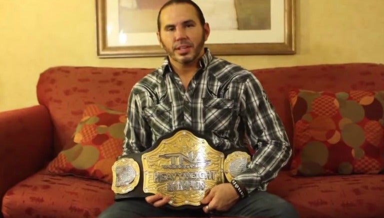 Matt Hardy posa con el cinturón