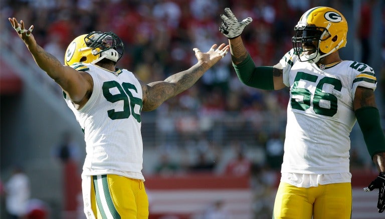 Mike Neal y Julius Peppers festejan durante un partido