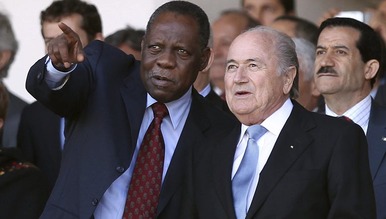 Issa Hayatou, presidente provisional de la FIFA