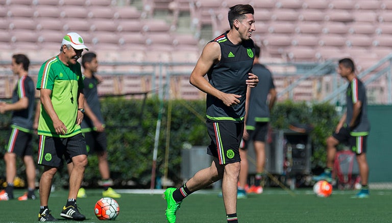 Héctor Herrera, en el entrenamiento con el Tri