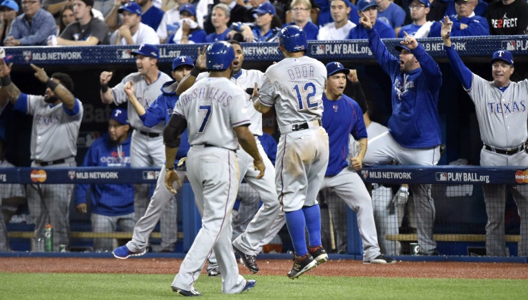 Los Rangers festejan la carrera de la victoria