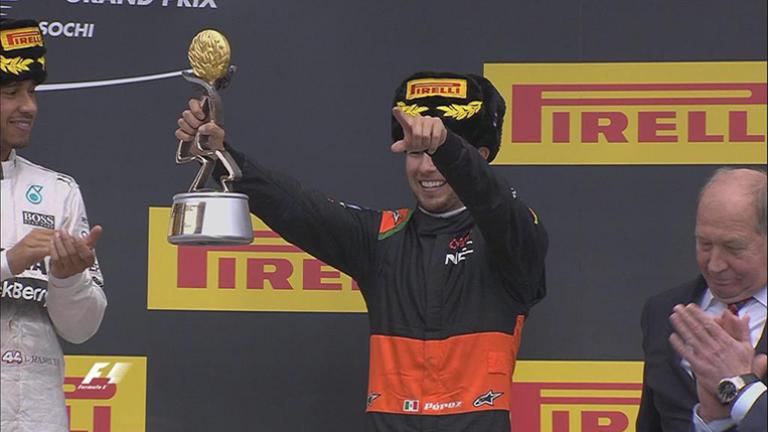 Checo Pérez levanta su premio el Rusia