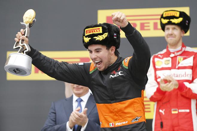 Checo Pérez levanta su premio el Rusia