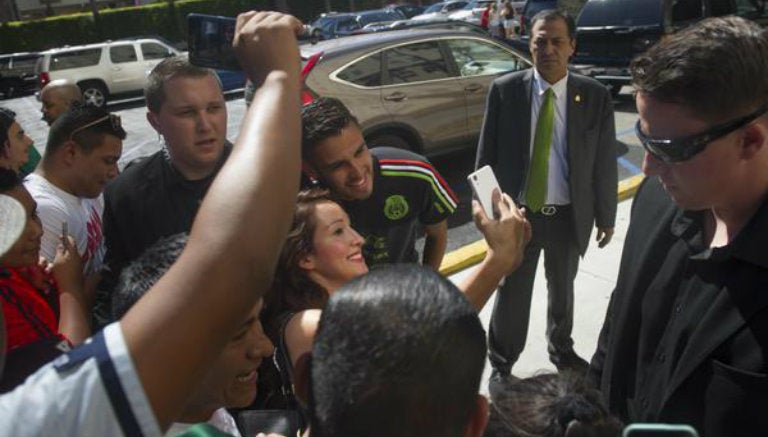 Aficionados se toman fotos con los seleccionados, en California