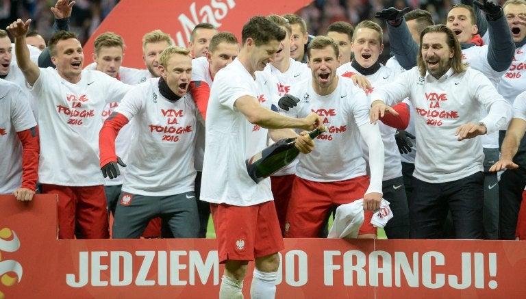 Jugadores de Polonia celebrando su boleto a la Euro 2016