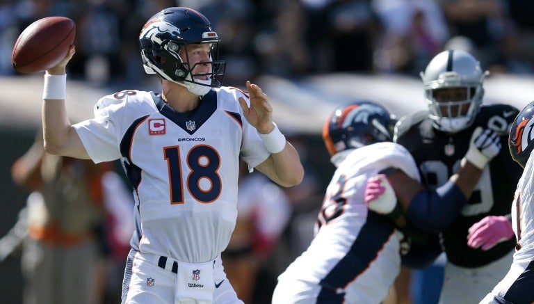 Peyton Manning a punto de lanzar un pase