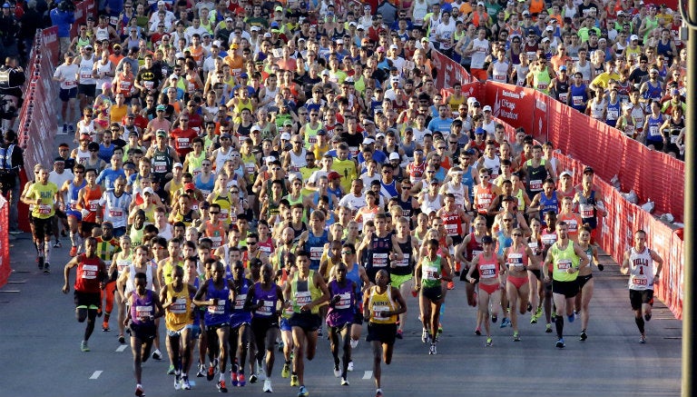 Corredores corren en grupo en el Maratón de Chicago