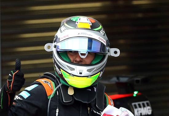 Pérez con su casco de la carrera