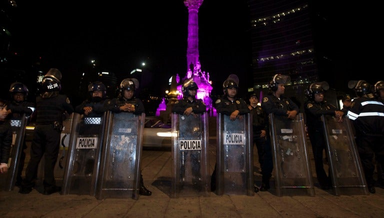 Granaderos en el Ángel de la Independencia