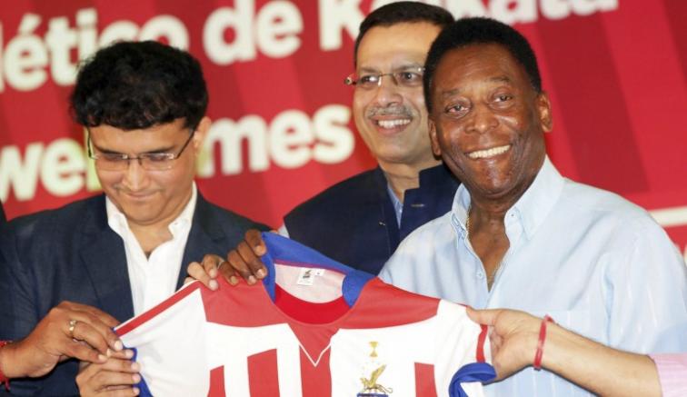 Pelé posa con la playera del Atlético de Calcuta