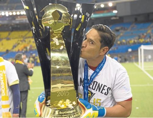 Muñoz besa el trofeo de la Concacaf Champions League