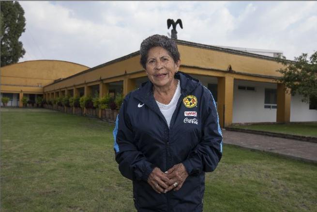 Carmelita posa dentro de las instalaciones del América