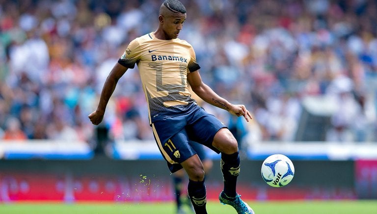 Fidel Martínez en un partido con los Pumas