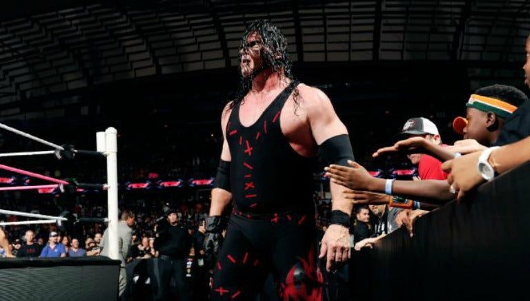 Kane en ringside después de la lucha