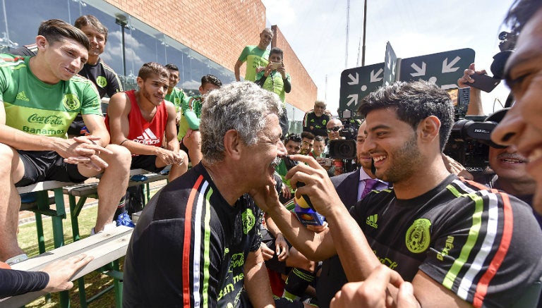 Carlos Vela rasura a Tuca