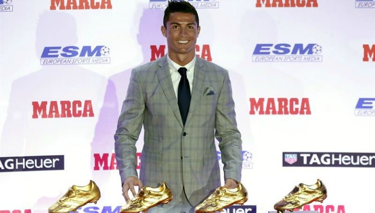 Cristiano Ronaldo posa para las cámaras con sus premios