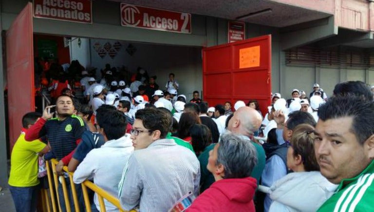 Los aficionados ingresan al estadio Nemesio Diez