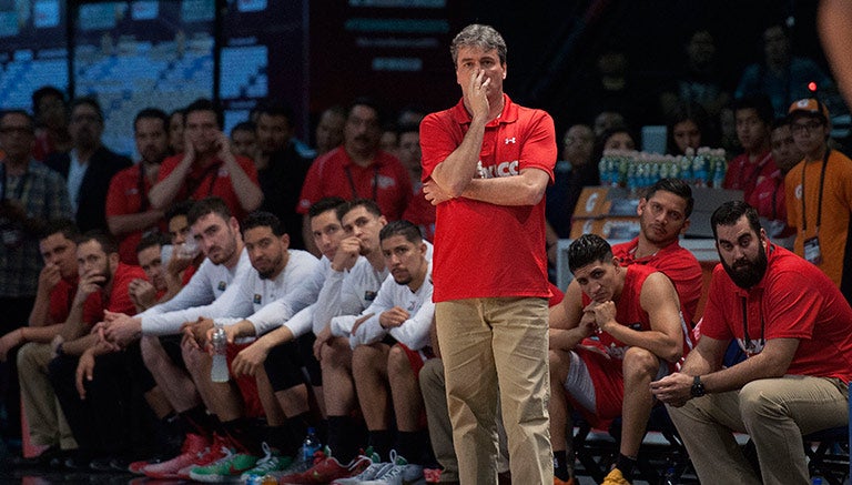 Valdeolmillos, en un partido con el Tri de basquetbol