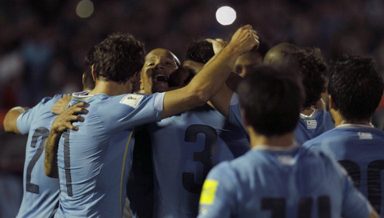 Los uruguayos festejan un gol